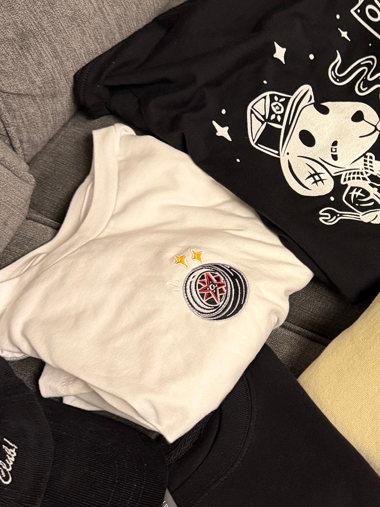 Small wheel embroidered tee